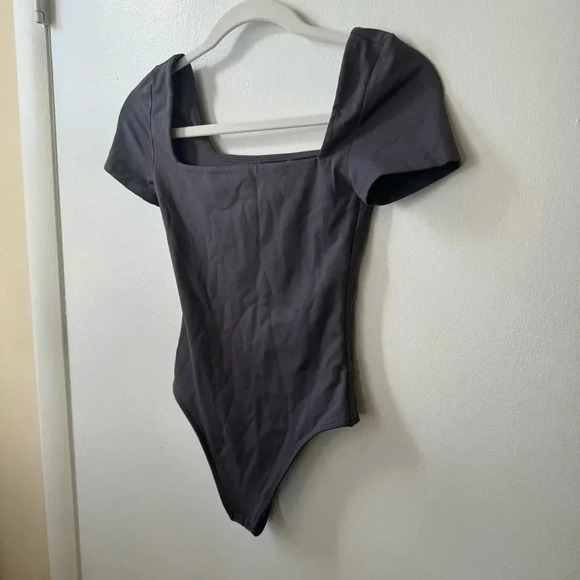 NWT Aritzia Babaton Contour Squareneck Short Sleeve Bodysuit Elegant Charcoal - Picture 4 of 5